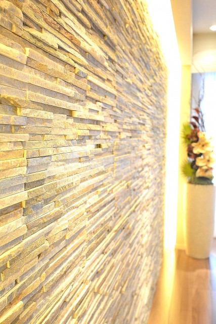 ファミール六本木 石張りの壁