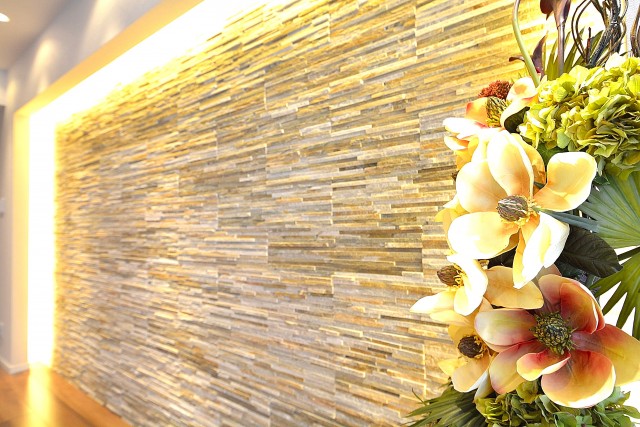 ファミール六本木　石張りの壁