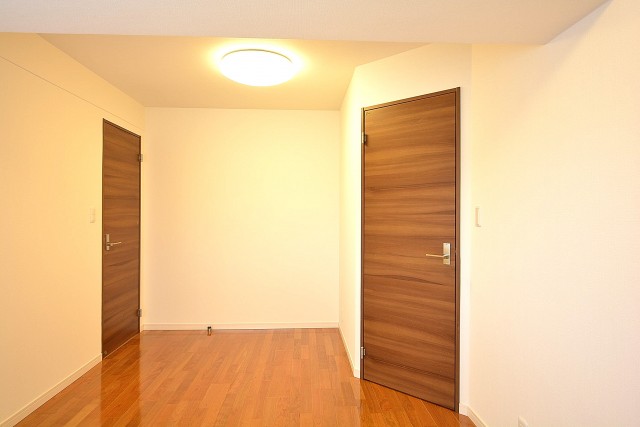 ライオンズヴィアーレ幡ヶ谷　約8.5帖の洋室