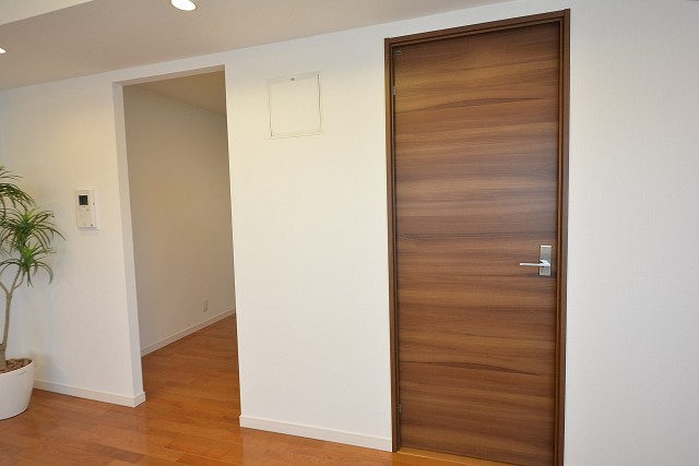 ライオンズヴィアーレ幡ヶ谷　キッチンと洋室入口