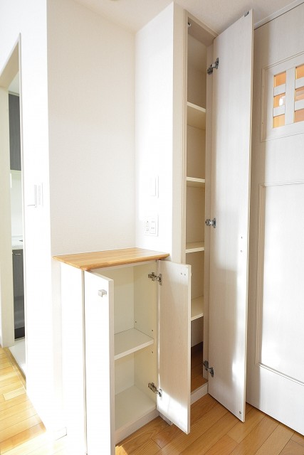 アールヴェール新宿弁天町　リビング内収納と電話台102