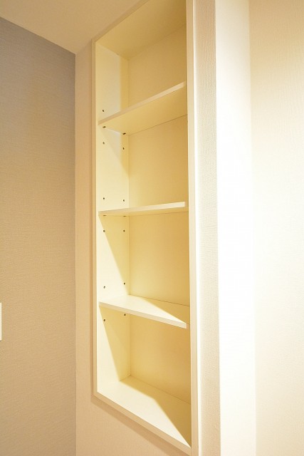 コスモ学芸大学　洗濯機置場横の収納棚