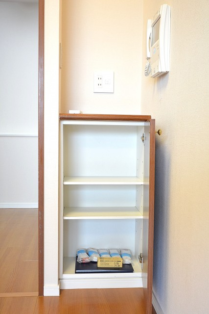 コスモ学芸大学　電話台