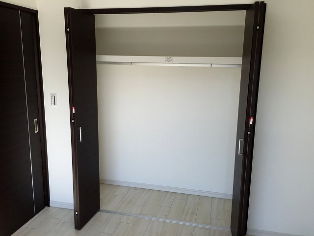 目白ガーデニア　洋室リビング左手収納