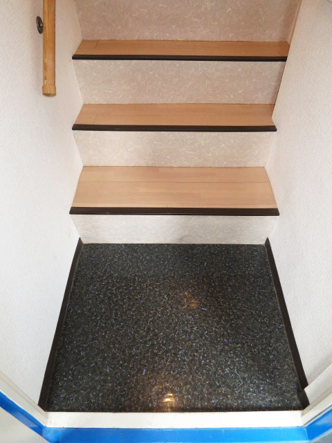 目白武蔵野マンション　玄関から階段をのぼってリビングへ