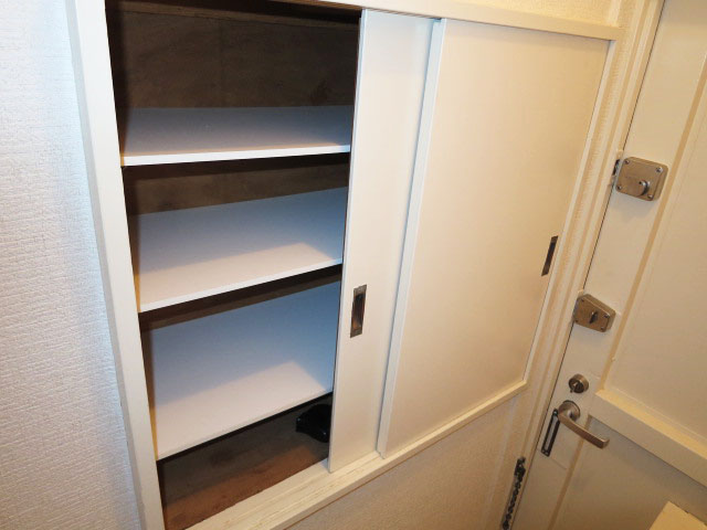 目白武蔵野マンション　壁面にはシューズボックス