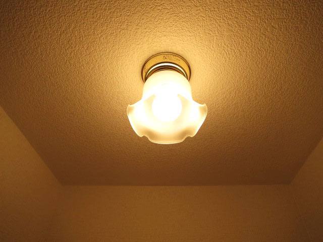 目白武蔵野マンション　玄関照明はレトロで可愛い