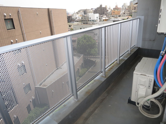 目白武蔵野マンション　東向きのバルコニー