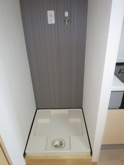 目白武蔵野マンション　システムキッチン隣には洗濯機置き場