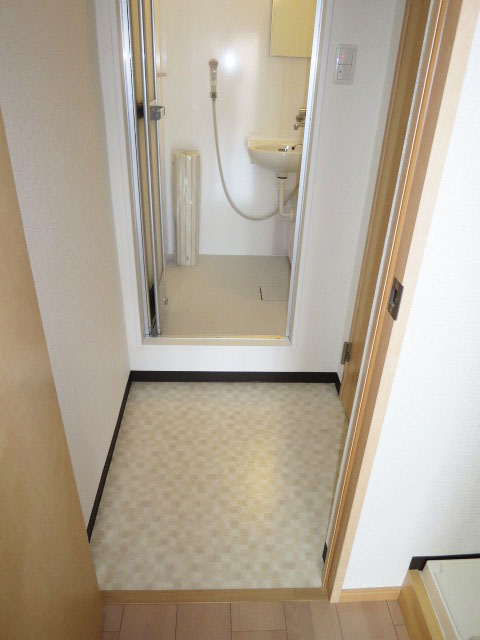 目白武蔵野マンション　システムキッチン隣には洗濯機置き場