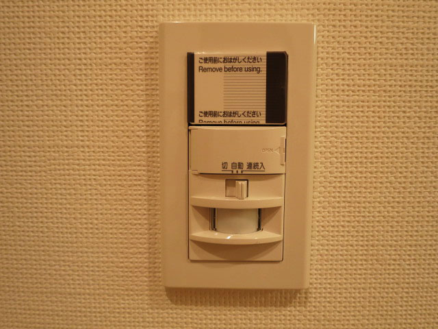玄関照明は人感センサー付