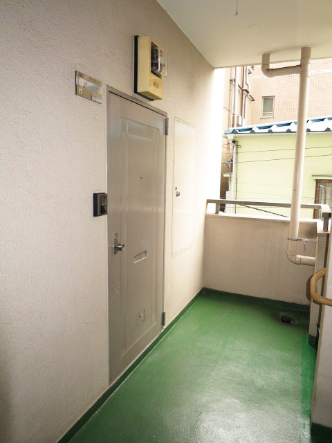 新宿パークサイド永谷　玄関前廊下