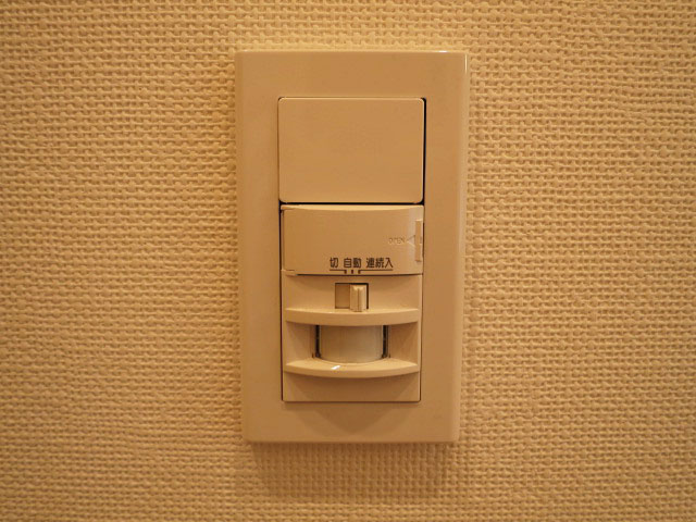 新宿パークサイド永谷　玄関照明は人感センサー付
