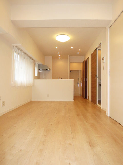 新宿パークサイド永谷　約14.0帖のリビングダイニング