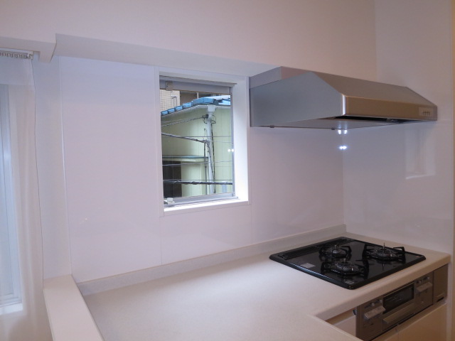 新宿パークサイド永谷　機能的なシステムキッチン