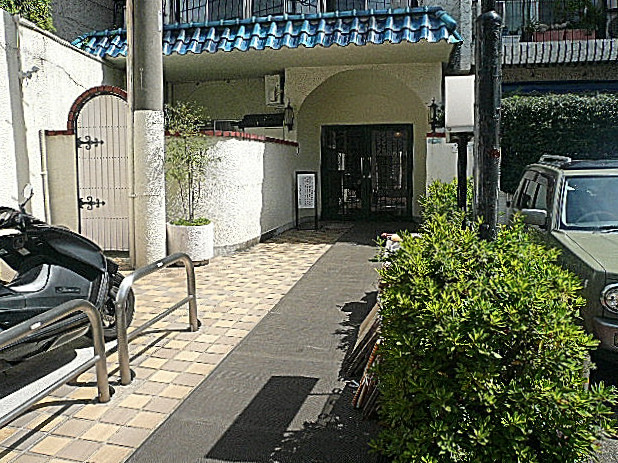 秀和目黒レジデンス　アプローチ