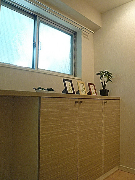 秀和目黒レジデンス　カウンター付玄関収納