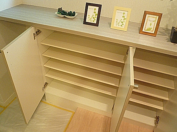 秀和目黒レジデンス　カウンター付玄関収納