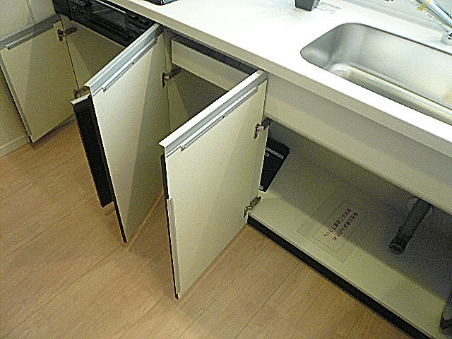 秀和目黒レジデンス　キッチン収納