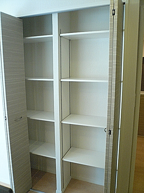 秀和目黒レジデンス　LDK内の収納