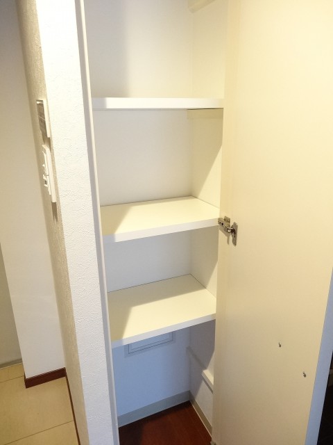 クリオレジダンス大森イースト　玄関物入れ