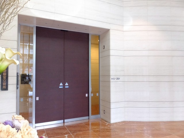 コンシェリア西新宿　エントランス