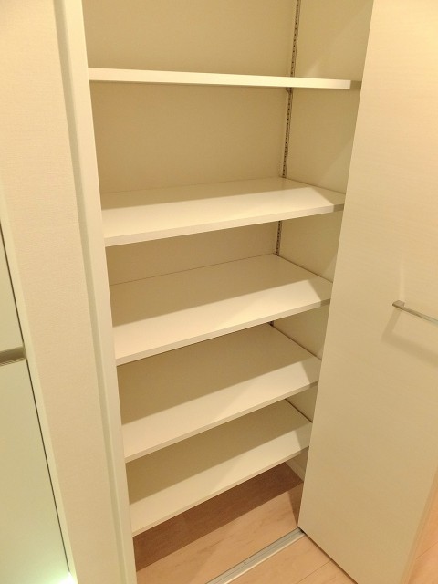 サンハイツ八幡山　廊下収納