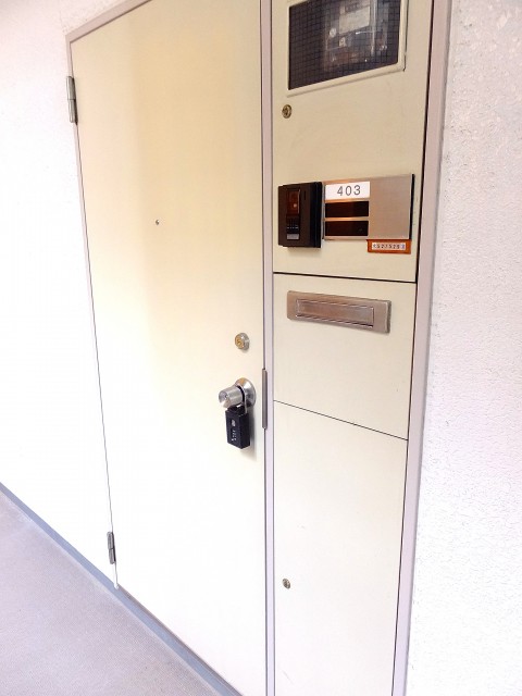 シルキーハイツ九段南2号館　玄関