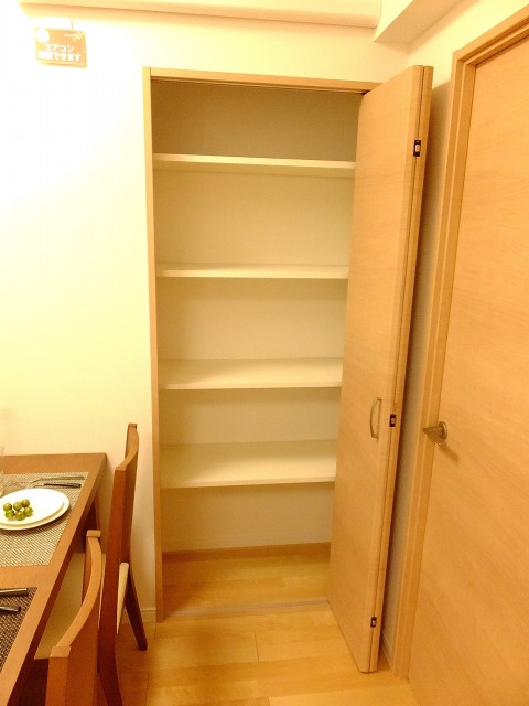 メイゾン大森　リビング収納