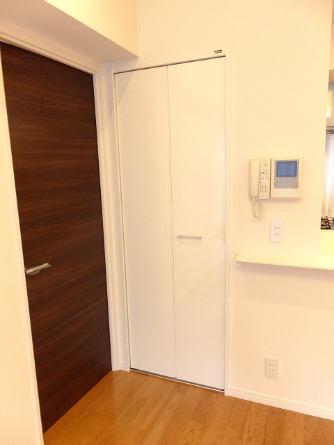 パレス池田山　リビング収納203