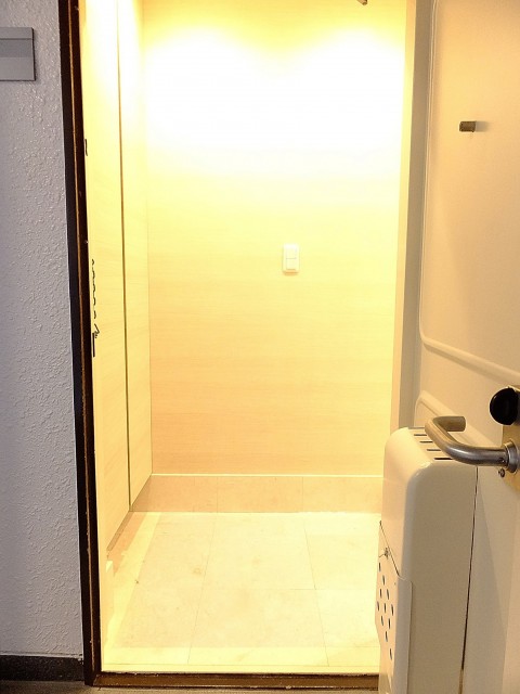 マンション白金苑　玄関