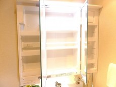 マンション白金苑　洗面台三面鏡