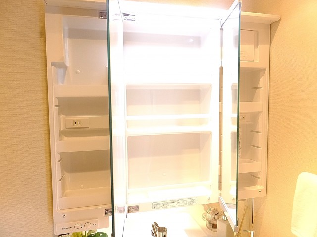 マンション白金苑　洗面台三面鏡