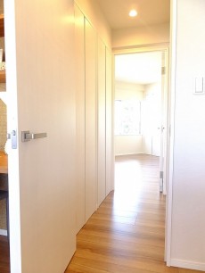 マンション白金苑　トイレと収納スペース