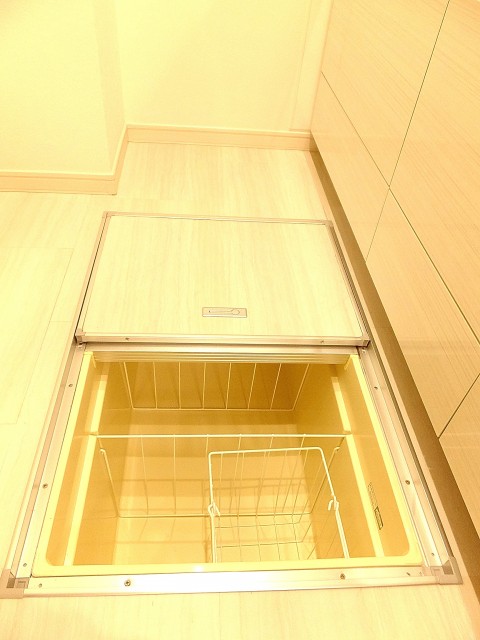 尾山台リバーサイドハイデンス　キッチン床下収納