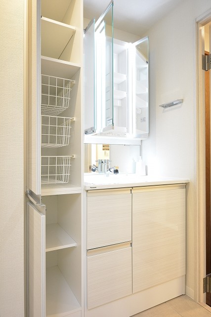 ジェイパーク東大井　洗面化粧台とリネン庫