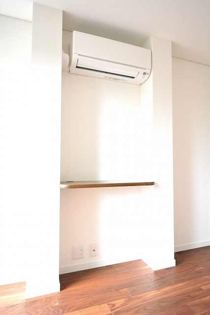 シャンボール代々木上原　6.7帖のベッドルームの造作カウンター