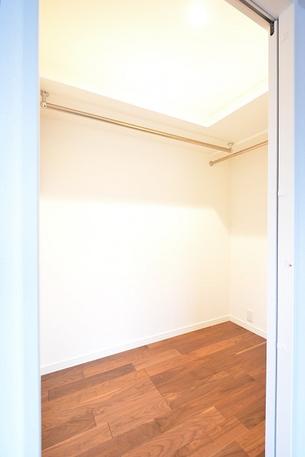 シャンボール代々木上原　6.7帖2面採光のベッドルームのWIC