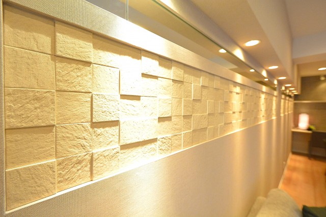 ハイツ赤坂　リビング壁