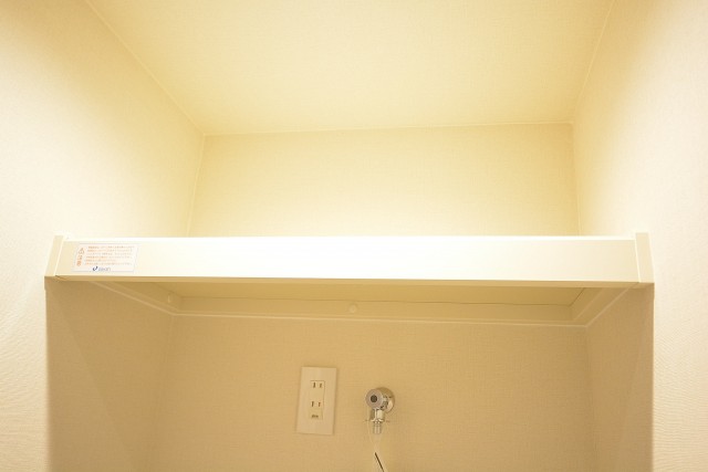 五反田コーポビアネーズ　洗濯機置場上の棚