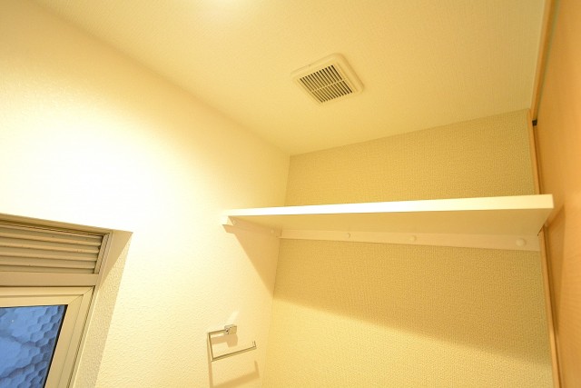 秀和第二南平台レジデンス　トイレ収納カウンター