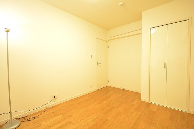 ハイツ赤坂　6.0帖のサービスルーム　402