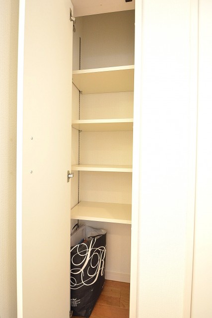 ハイツ赤坂　収納スペース　402