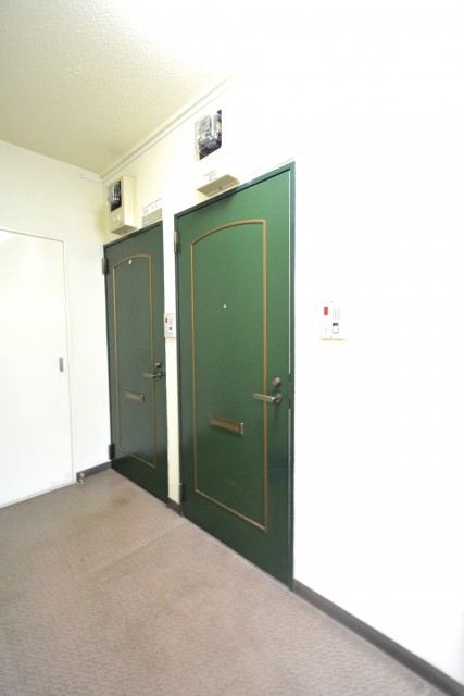 朝日プラザ梅ヶ丘　玄関扉外観　302