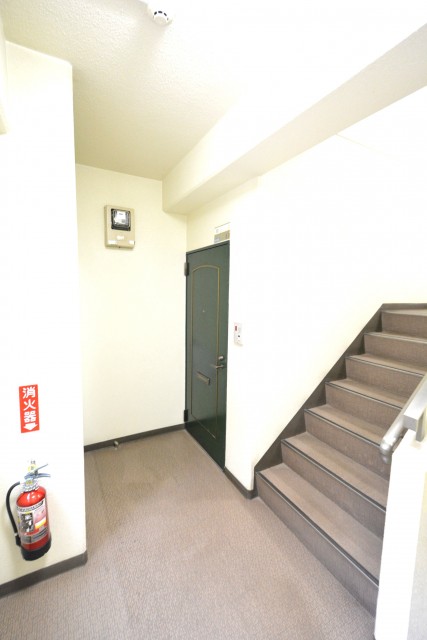 朝日プラザ梅ヶ丘　玄関扉外観　201