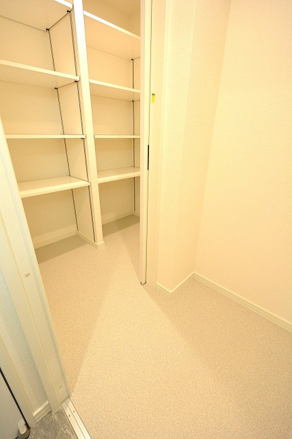 シャンボール代々木上原　納戸へ！