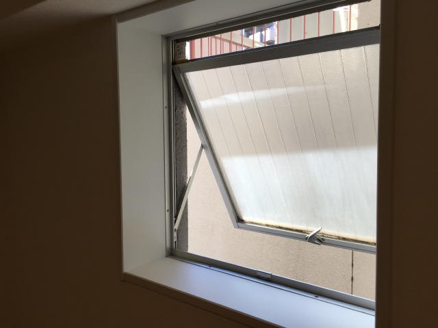 北大塚ハイツ　サニタリールーム窓