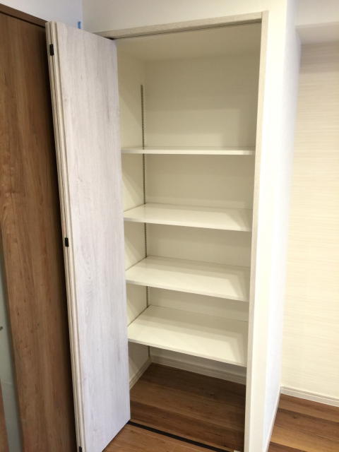 クレアール余丁町　リビングダイニングキッチン収納