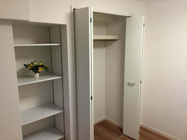 三軒茶屋サンハイツ　洋室約4.7帖収納