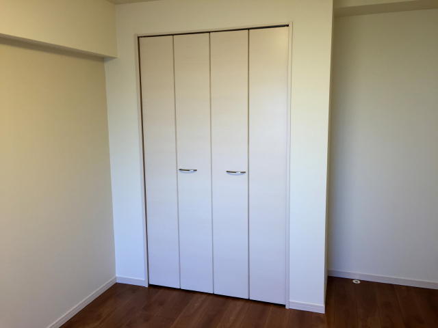 日商岩井方南町マンション　洋室約6.3帖収納